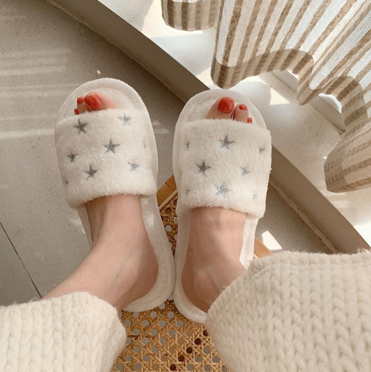 Soft Fur Home Slippers Warm Fluffy Plush Slippers Winter Cotton Slippers Fashionable Plush Shoes Fur Slippers Flip Flop Open Toe Cozy House Slippers Stevvex