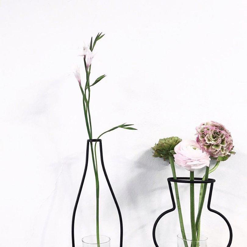 Style Retro Line Flowers Vase Frame Nordic Style Wall Hanging Metal Holder Modern Solid Home Decor Modern Rose Frame Clear Vase Planter Flower Holder Decorations for Wedding Living Room, Office Party Stevvex