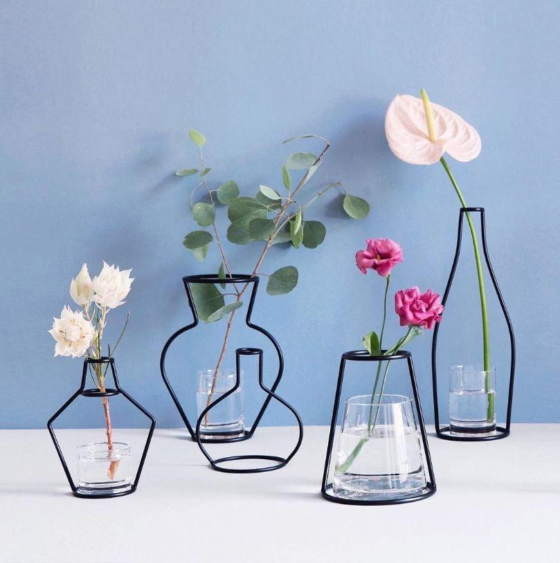 Style Retro Line Flowers Vase Frame Nordic Style Wall Hanging Metal Holder Modern Solid Home Decor Modern Rose Frame Clear Vase Planter Flower Holder Decorations for Wedding Living Room, Office Party Stevvex