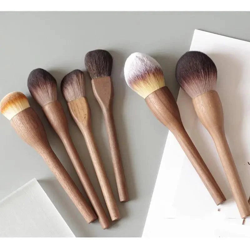 Vintage Style 1Pcs European Wood Handle Makeup Brush High Quality Loose Powder Brush Foundation Brush Super Soft Theatre Makeup Stevvex