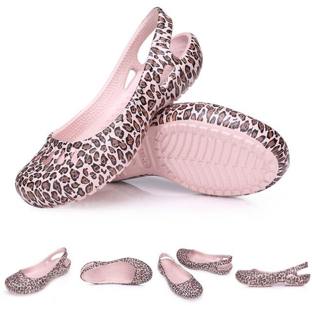 Women Clogs Modern Sandals Home Non-slip Summer Shoes Flat Slippers Plastic Waterproof Garden Shoes Classic Clog Casual Slip On Water Shoe Sandal Indoor Outdoor Slipper Stevvex